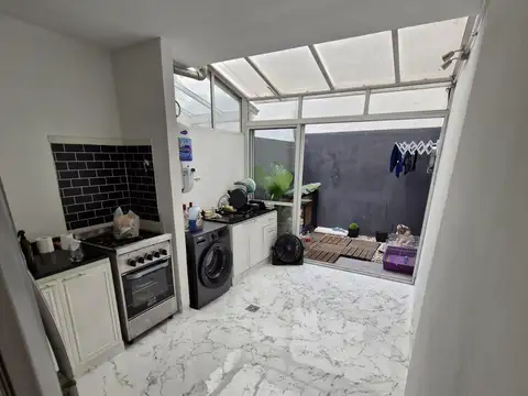 Excelente duplex al frente de 3 ambiente con patio y cochera  . reciclado a nuevo 2 cuadras Av. de