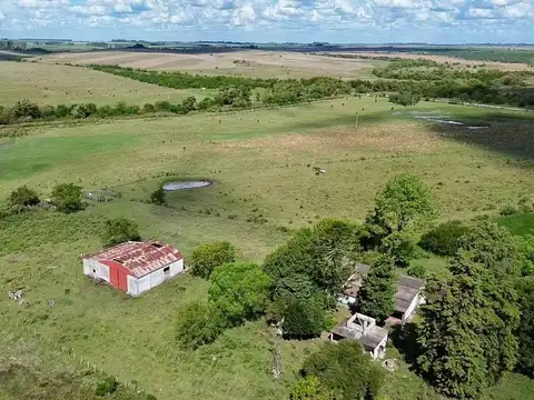 Chacra con casa y galpón, costa con arroyo Valdez