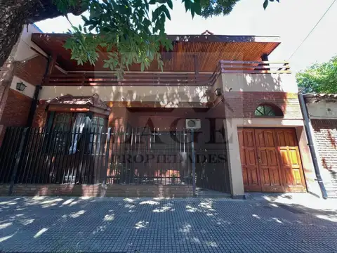 CASA 5 AMB SOBRE LOTE 10X16 C/COCHERA, PATIO Y TERRAZA