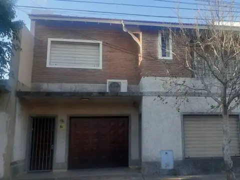 casa 5 ambientes con parque, parrilla galeria y pileta
