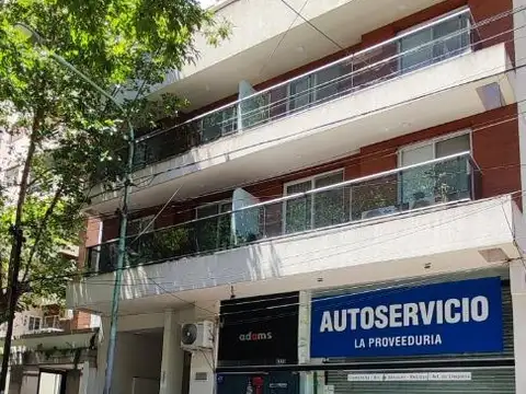 ALQUILER. Amplio depto de 3 amb. con cochera!