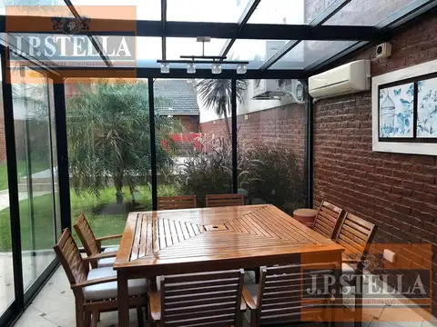 EXCELENTE CHALET 4 Amb c/ Cochera Varios Autos y Pileta de Natacion - S.Justo (Ctro)