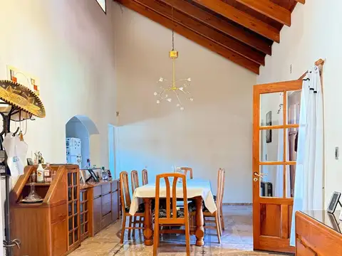 Casa 7 ambientes con 2 baños