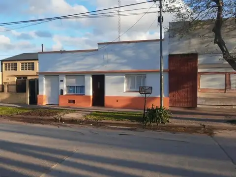 Casa y terreno en venta - 3 dormitorios 2 baños - 800 mts2 - Comandante Nicanor Otamendi