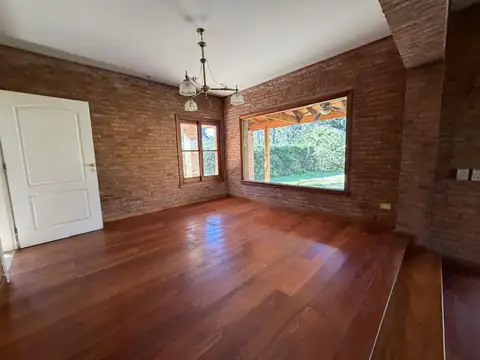 Casa 6 ambientes con 2 baños