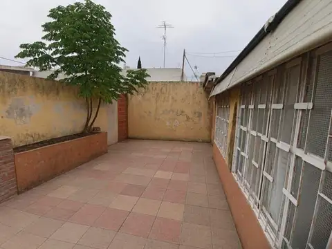 Casa 7 ambientes con 2 baños