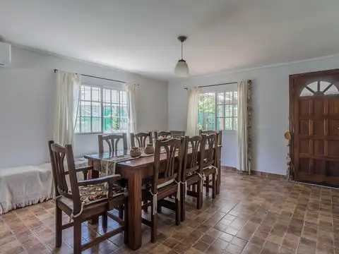 Casa 5 ambientes con 2 baños