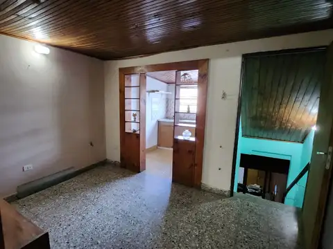 VIVIENDA  CENTRICA,    CON DOS LOCALES,  DEPTO EN  TERRENO DE 345 M2