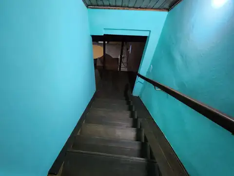 VIVIENDA  CENTRICA,    CON DOS LOCALES,  DEPTO EN  TERRENO DE 345 M2