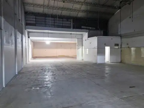 IMPONENTE GALPON DEPOSITO CON LOCAL SOBRE AVENIDA