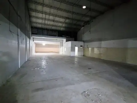 IMPONENTE GALPON DEPOSITO CON LOCAL SOBRE AVENIDA