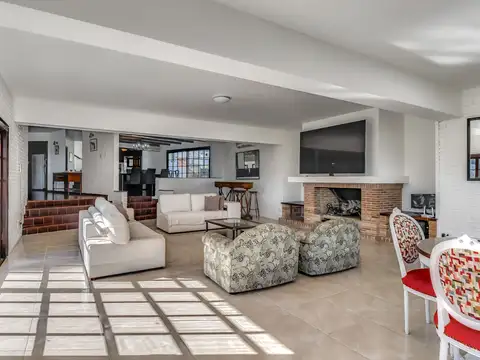Casa 10 ambientes con 6 baños