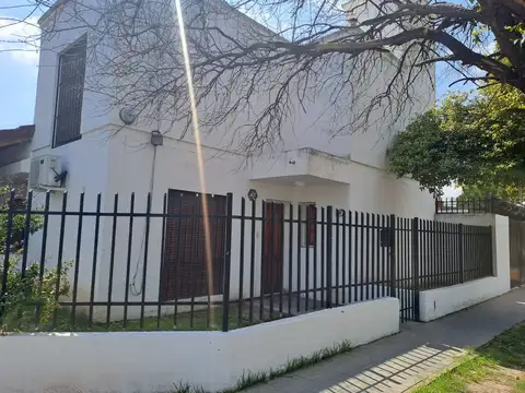 Casa 2 dorm y cochera Barrio Marques