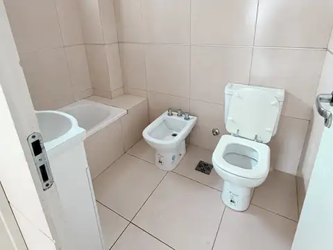MONOAMBIENTE AMPLIO - CONTRAFRENTE   CON BALCON