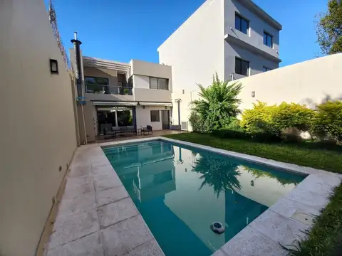 Venta Casa 5 amb cochera, parque, pileta y parilla