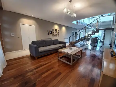 Casa en Venta con 3 cocheras