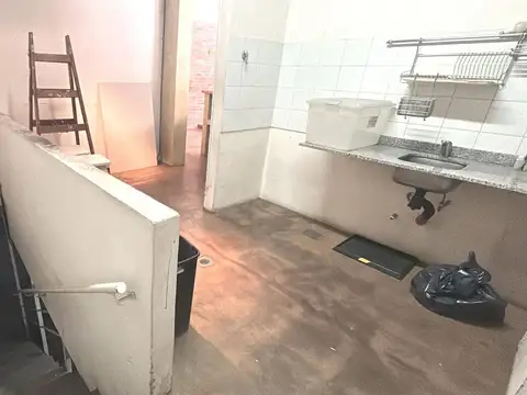 LOCAL  ESQUINA 61 M2 + SOTANO 30 M2 .EDIFICIO DE 16 AÑOS