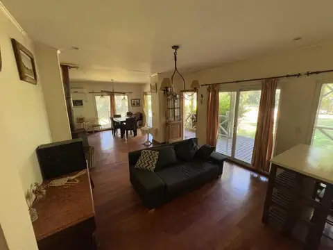 CASA  DE 4 AMBIENTES C/PILETA/GALPON/LOTE ARBOLADO