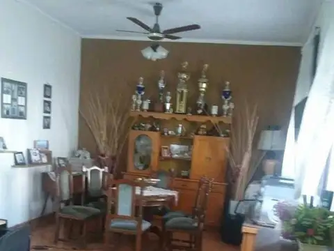 Casa 5 ambientes con 2 baños