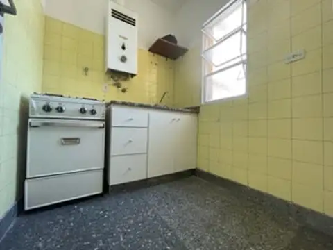 MUY BUEN MONO-AMBIENTE 25 MTS, LUMINOSO COCINA INDEP Y BAÑO COMPLETO CON BAÑERA, EXCEL UBICACION
