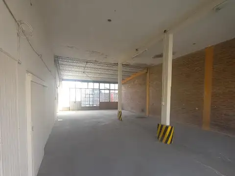 "Oportunidad única: Amplio local comercial en zona estratégica de San Justo"-Av. Iriondo 2700