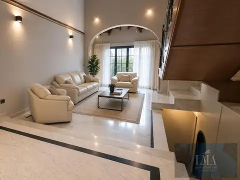 Casa en Venta con 2 cocheras