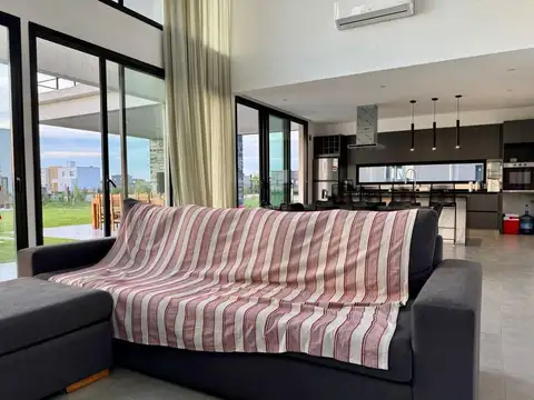 Casa 5 ambientes con 2 baños