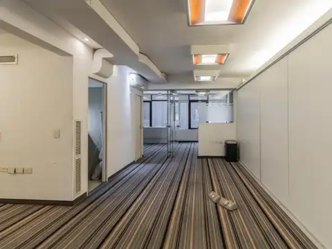 Oficina 9 ambientes con 4 baños