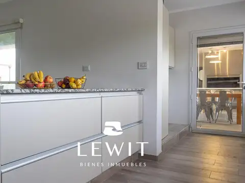 Casa en Alquiler con 2 cocheras