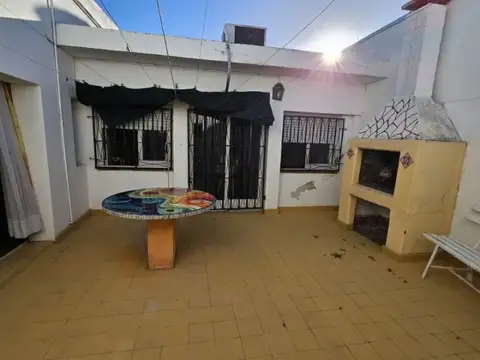 Casa 6 ambientes con 2 baños