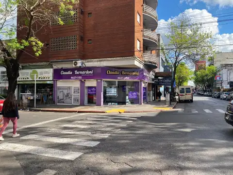 LOCAL ESQUINA CENTRO, 100 MTS. PLAZA Y MUNICIPIO, 300 MTS. ESTACION.-