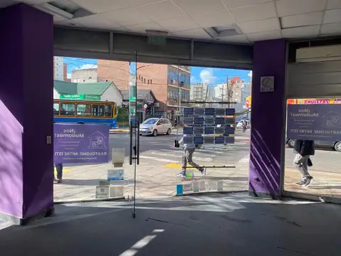 LOCAL ESQUINA CENTRO, 100 MTS. PLAZA Y MUNICIPIO, 300 MTS. ESTACION.-