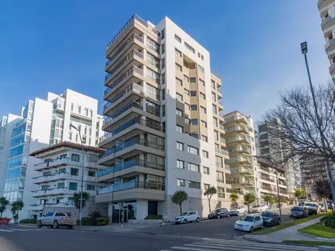 Departamento en alquiler temporario, 3 ambientes con 2 cocheras, vista al mar y a Playa Grande
