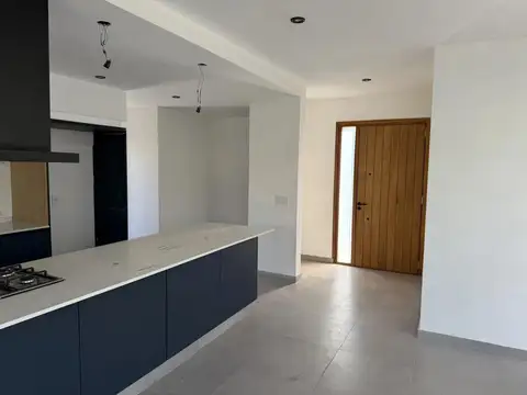 Casa en Venta con 4 cocheras