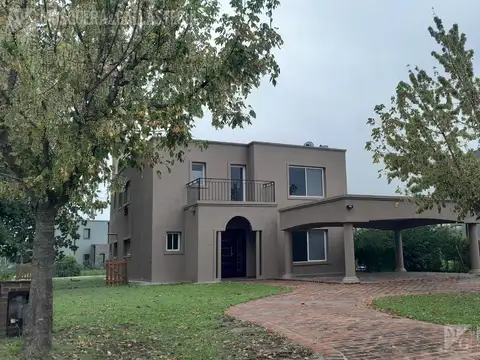 Oportunidad! Casa en venta en el Canton Golf con renta hasta 9/2026.Lote interno.