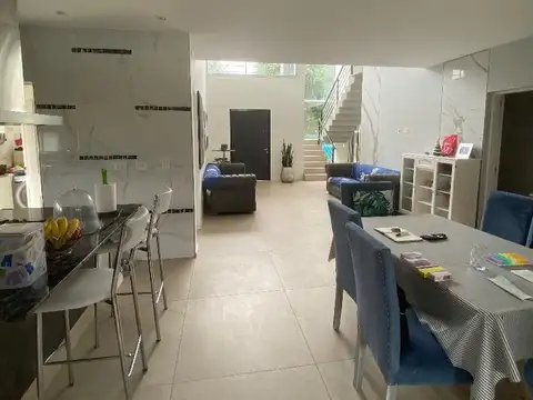Casa en Venta con 5 cocheras