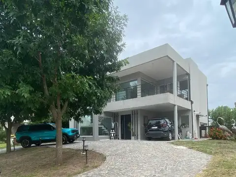 Casa en Santa Guadalupe sobre lote central