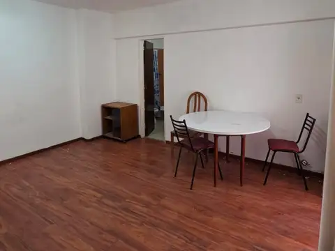 Monoambiente con cocina independiente y balcon Luminoso