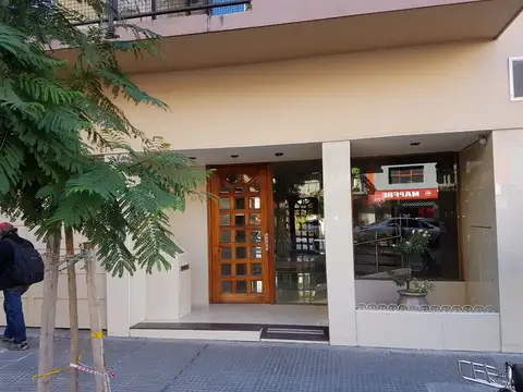 Monoambiente con cocina independiente y balcon Luminoso