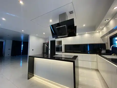 Casa en Venta con 8 cocheras