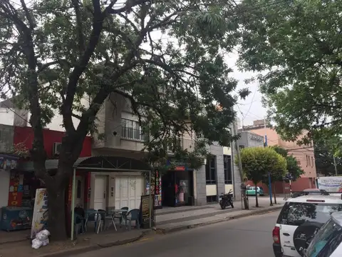 Locales con casa y departamentos en venta, Travi 725 entre Mitre y Colón, Escobar centro