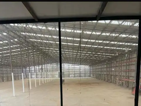 Deposito de 5,300 m2 cub c/ techos metalicos a 2 aguas con antincendio x hidrantes, playa de maniobr