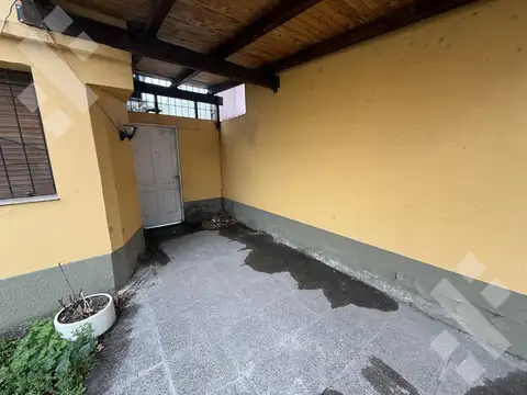 Casa 4 ambientes con 1 baño