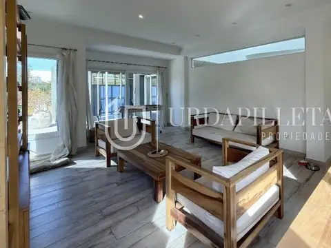 Casa en Alquiler con 4 cocheras