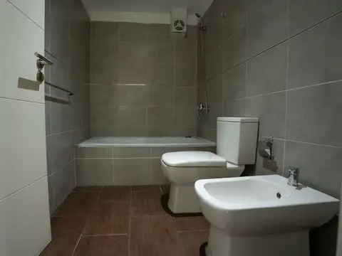 MODERNO MONOAMBIENTE MUY LUMINOSO DE 45M2 CON BALCON CORRIDO 