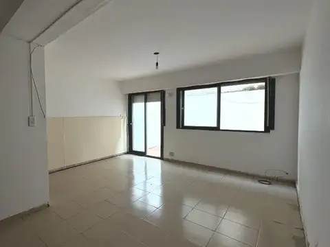 Venta Departamento Con Patio Reciclado A Metros de Pellegrini. Abasto