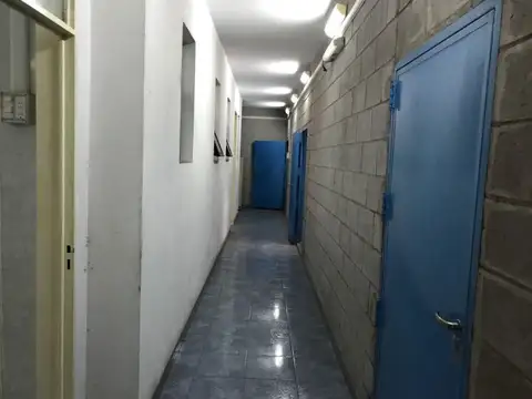 Galpón en venta en La Boca. 400 m2 de Galpón + 200 m2 de oficinas. Mixtura 2.
