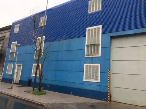 Galpón en venta en La Boca. 400 m2 de Galpón + 200 m2 de oficinas. Mixtura 2.