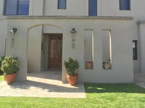 Casa 4 ambientes con 3 baños