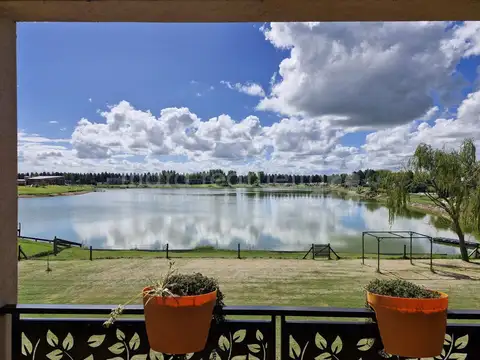 Casa en Alquiler con 3 cocheras